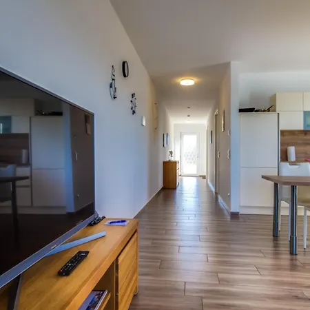 Lagovida Kapitaenskajuete B Am Stoermthaler * 그로스푀스나